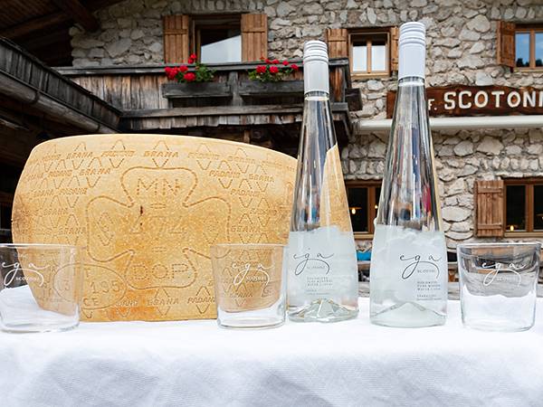 Latteria San Pietro incontra acqua Ega Scotoni e inaugura un progetto di stagionatura del Grana Padano sulle Dolomiti