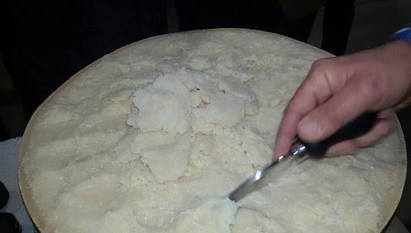 San Lucio brotherhood visiting Latteria San Pietro